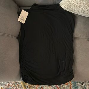 Black sleeveless shirt.